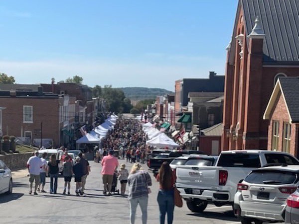 SharonChenTV's tweet photo. Couldn’t think of a more perfect way to kick off #Fall🍁🍂, all the feels today at the #westonapplefest🍎! What a great adventure with @CarolynKCTV5 and @M2Esq ❤️👏🏻❤️
Oh and that #AppleDumpling 🤤 https://t.co/k5pIXkEtQa