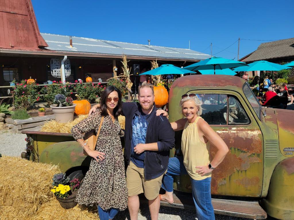 SharonChenTV's tweet photo. Couldn’t think of a more perfect way to kick off #Fall🍁🍂, all the feels today at the #westonapplefest🍎! What a great adventure with @CarolynKCTV5 and @M2Esq ❤️👏🏻❤️
Oh and that #AppleDumpling 🤤 https://t.co/k5pIXkEtQa