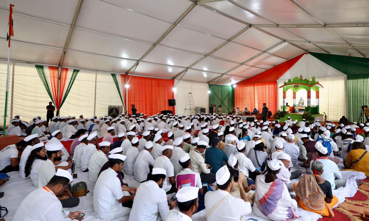 EnglishSalar's tweet photo. Rahul Gandhi, Congress leader, visited the Khadi Gramodyog in Badanavalu of Nanjangud taluk in Mysuru on the occasion of Gandhi Jayanthi, #BharatJodoYatra 
@bharatjodo @EnglishSalar @AICCMedia @RahulGandhi @priyankagandhi @DKShivakumar @siddaramaiah @KRahmanKhan2 @MansoorKhanINC https://t.co/Fdtrq61cLM