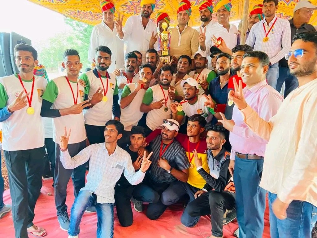 Rajujoshi_'s tweet photo. राजस्थान राजीव गांधी ग्रामीण ओलंपिक खेल 2022 जोधपुर जिले के जिला स्तरीय टेनिस बॉल क्रिकेट प्रतियोगिता पुरुष वर्ग में मेरी ग्राम पंचायत मानेवड़ा ब्लॉक घंटियाली को विजेता बनने पर मेरे  गांव के सभी खिलाड़ियों घनिष्ठ मित्रों व भाइयों को हार्दिक बधाई एव उज्जवल भविष्य की शुभकामनाएं🏆🏆 https://t.co/Fm2FyxNS3d