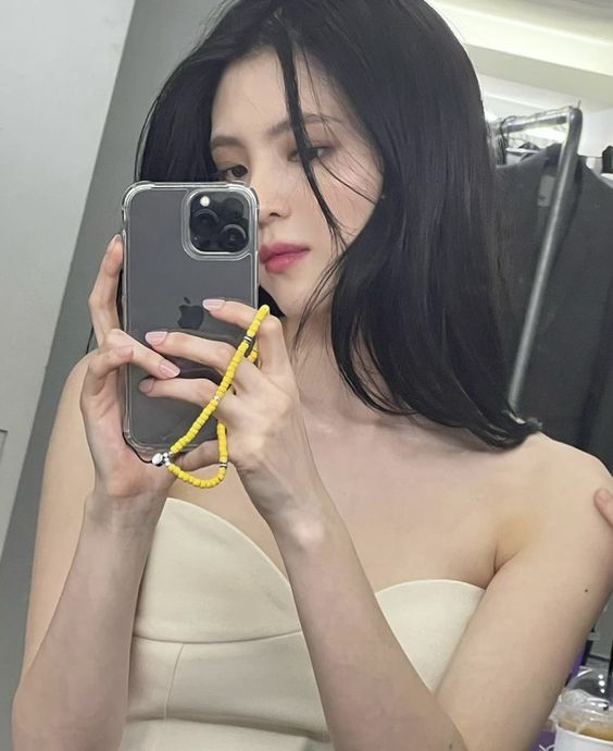 lqsohees's tweet photo. her mirror selfie game is always next level https://t.co/vlDI94qOWc