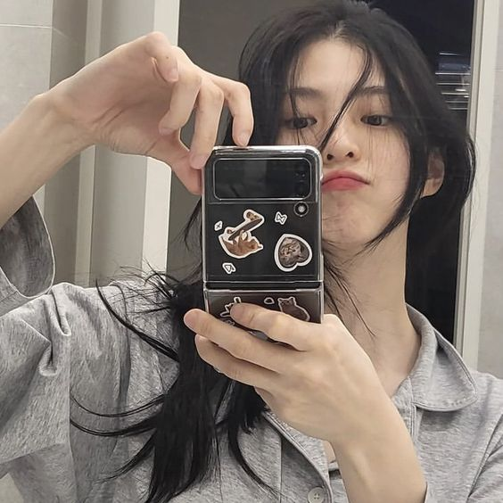 lqsohees's tweet photo. her mirror selfie game is always next level https://t.co/vlDI94qOWc