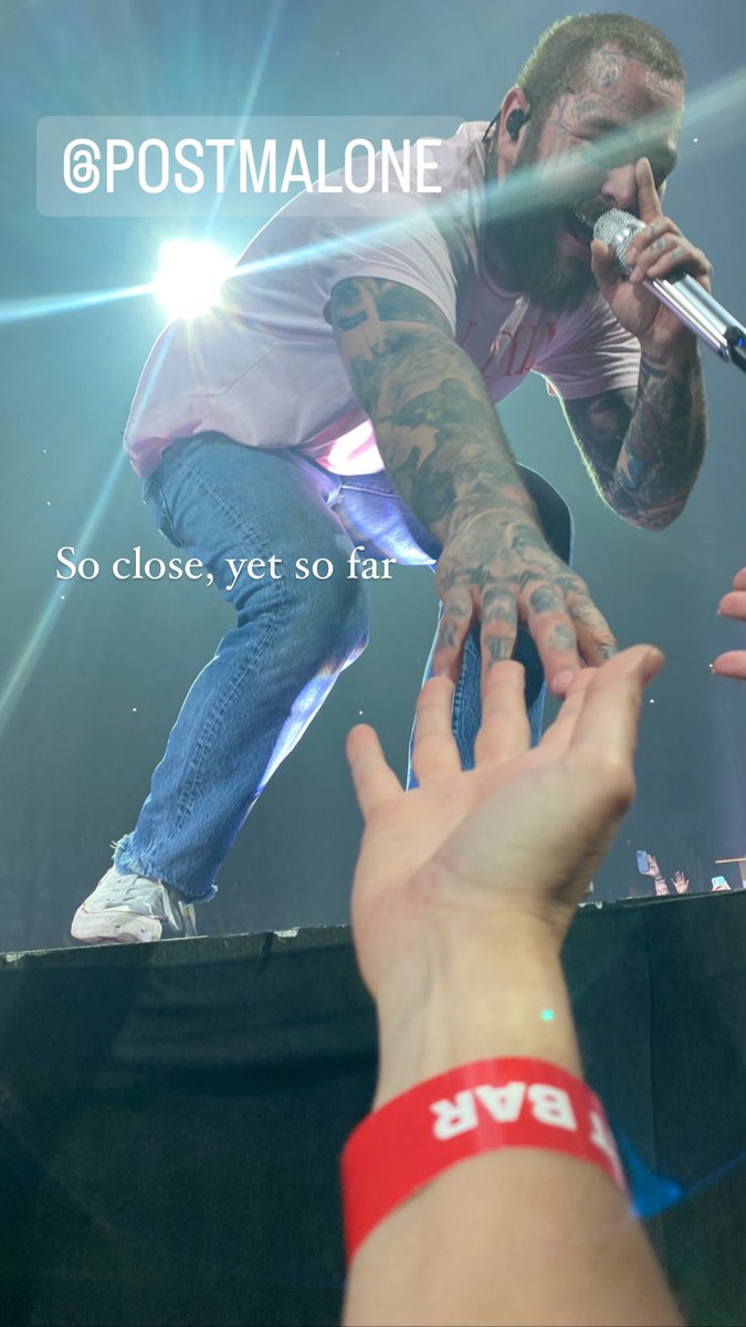 Qbdoobedoo's tweet photo. Hey @PostMalone we love you so much. The show was amazing. You touched me, so I won at life. You looked so happy, and we all felt it with you. Thank you so much😘 #detroit #PostMalone #detroit #TwelveCaratTour #viPERV https://t.co/sI8TND5nfE
