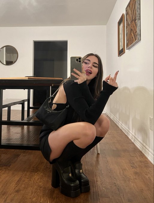 I miss feeling cute 🖤 https://t.co/EoLA85toGF