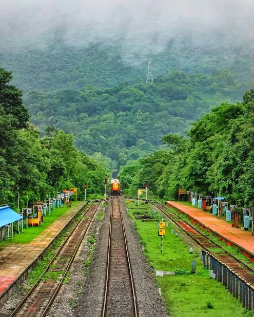 Prahast7's tweet photo. @negiprabha Being an Indian resident if you missed these 4 spots than you missed Nature at its Best 🌟
#Karwar
#doodhsagarfalls
#pambanBridge
#Ghoom https://t.co/DbpjENxHss