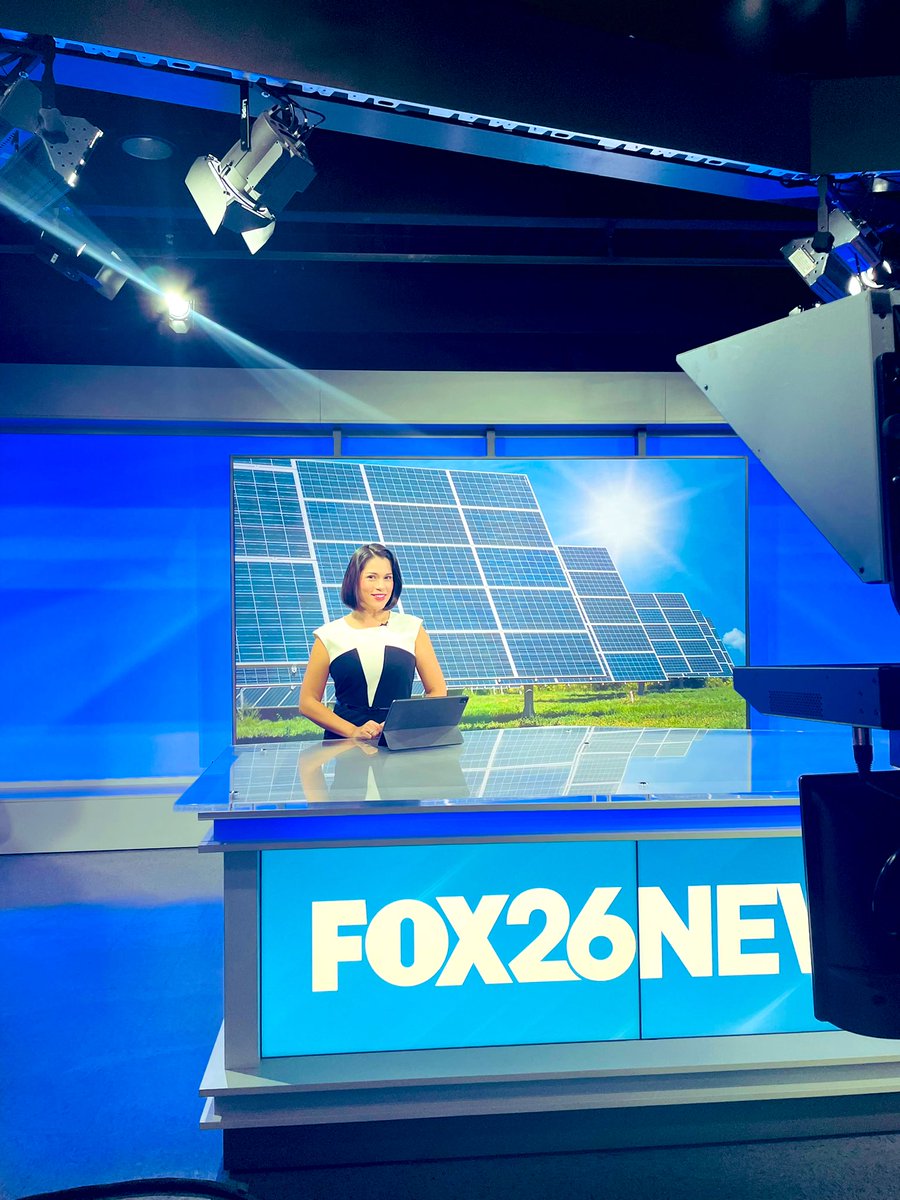 CLopezReports's tweet photo. BACK AT IT: Grateful to return to the anchor desk this Saturday night. ๐ซ
#CountingEveryBlessing https://t.co/PpXTA08ev9