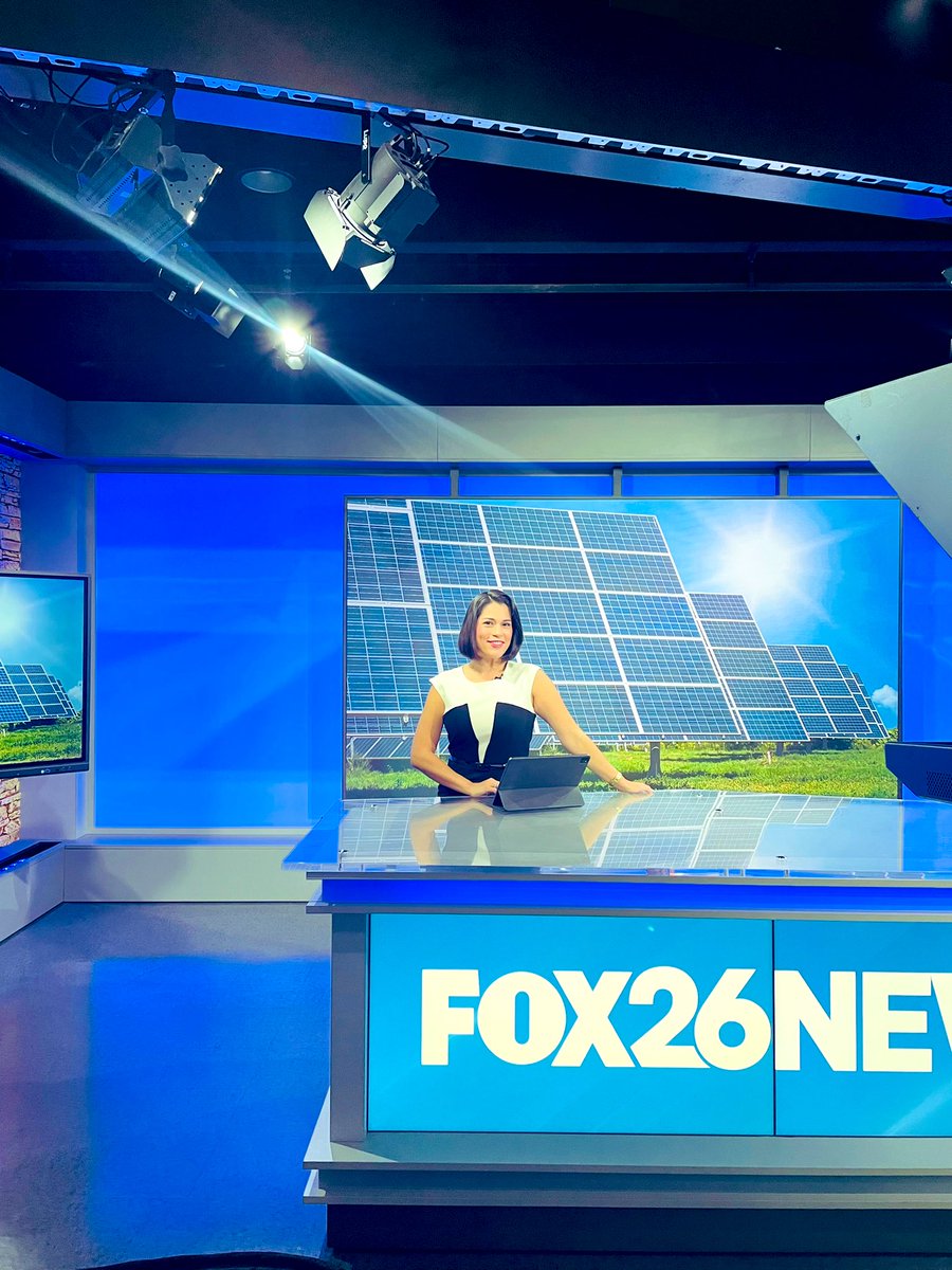 CLopezReports's tweet photo. BACK AT IT: Grateful to return to the anchor desk this Saturday night. ๐ซ
#CountingEveryBlessing https://t.co/PpXTA08ev9