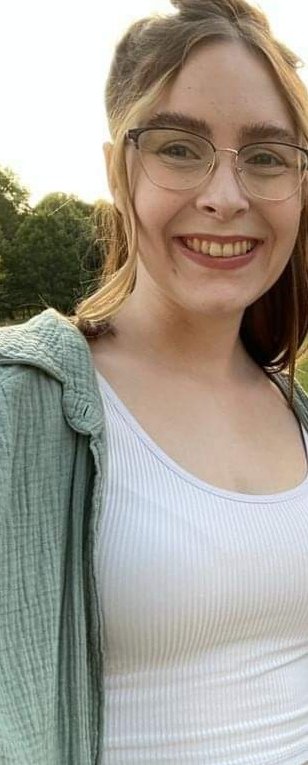 Annasfuesse's tweet photo. Du ziehst mir mein Oberteil aus und öffnest mein BH :) du nimmst meine brüste in die Hand und holst dein schwanz raus :) ich geh auf die Knie und du klemmst mir dein harten schwanz zwischen meine brüste :) https://t.co/jQznBGmDfn