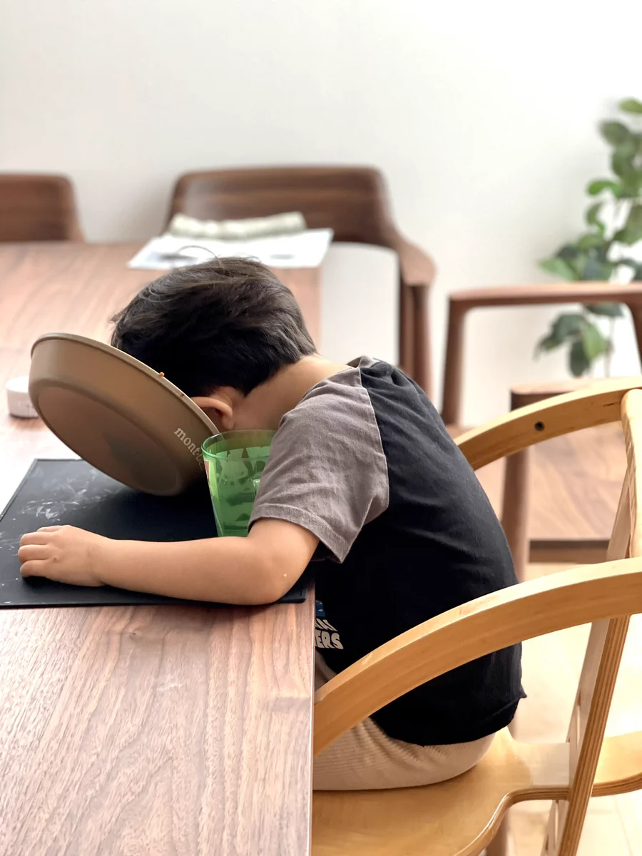 完璧な電池切れ。ご飯中に爆睡しちゃった男の子。