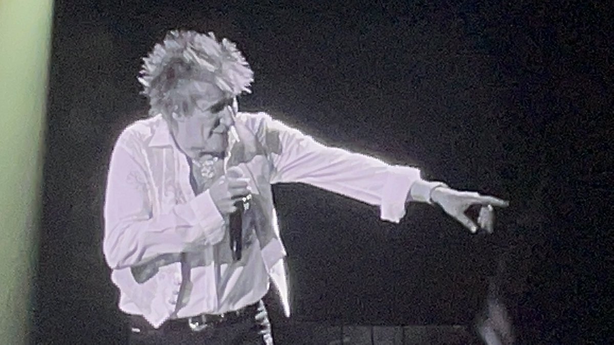 Saw <a href="/rodstewart/">Sir Rod Stewart</a> at Caesars Palace. His last show of the year. Rod you were my first concert when I was 12 and you’ll always be the best!