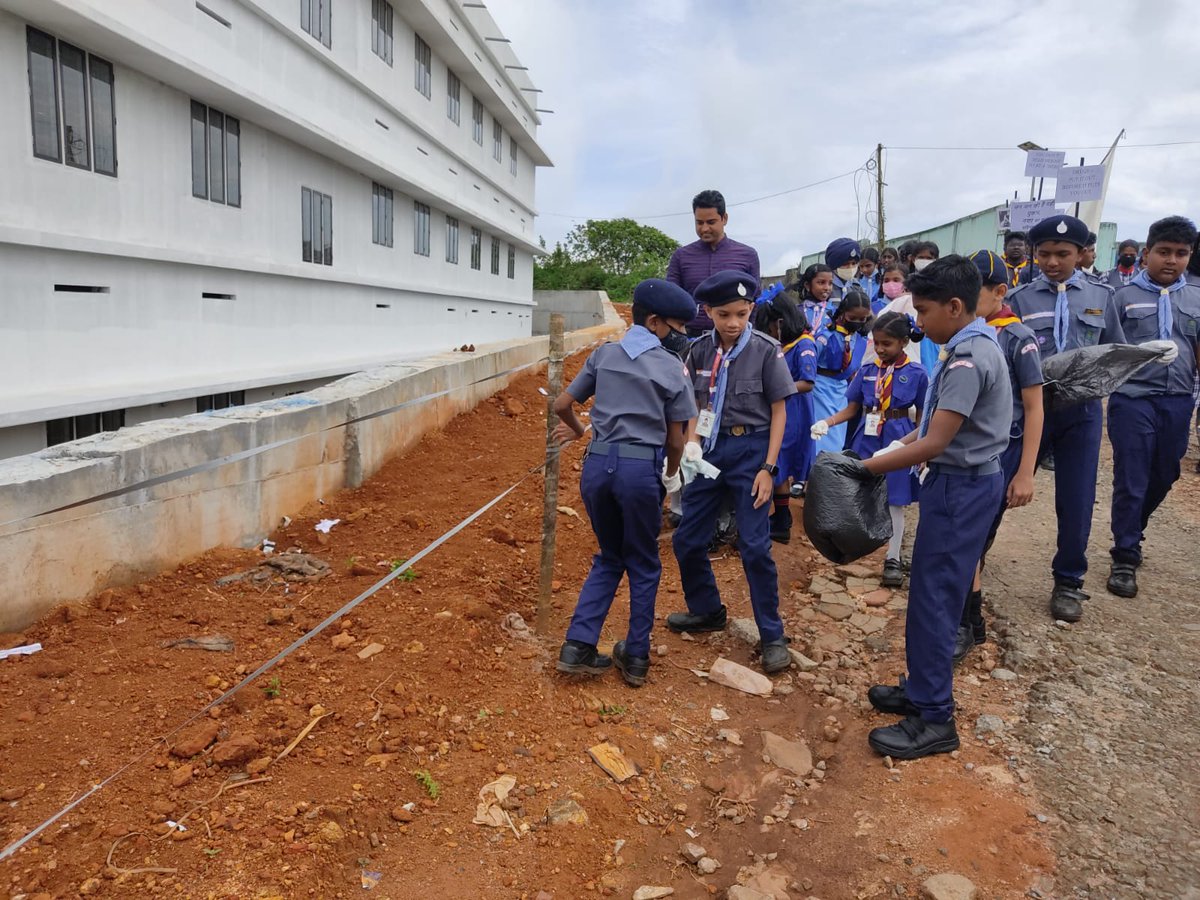 IdukkiKv's tweet photo. Glimpses from Swachchta Rally on the occasion of Gandhi Jayanti in KV Idukki
#GandhiJayanti #SwachhBharat2022 
@KVS_HQ
 @KVSROErnakulam https://t.co/UtQmz979mA