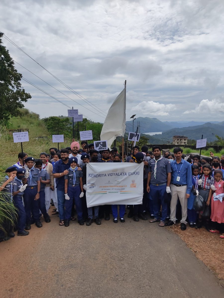 IdukkiKv's tweet photo. Glimpses from Swachchta Rally on the occasion of Gandhi Jayanti in KV Idukki
#GandhiJayanti #SwachhBharat2022 
@KVS_HQ
 @KVSROErnakulam https://t.co/UtQmz979mA
