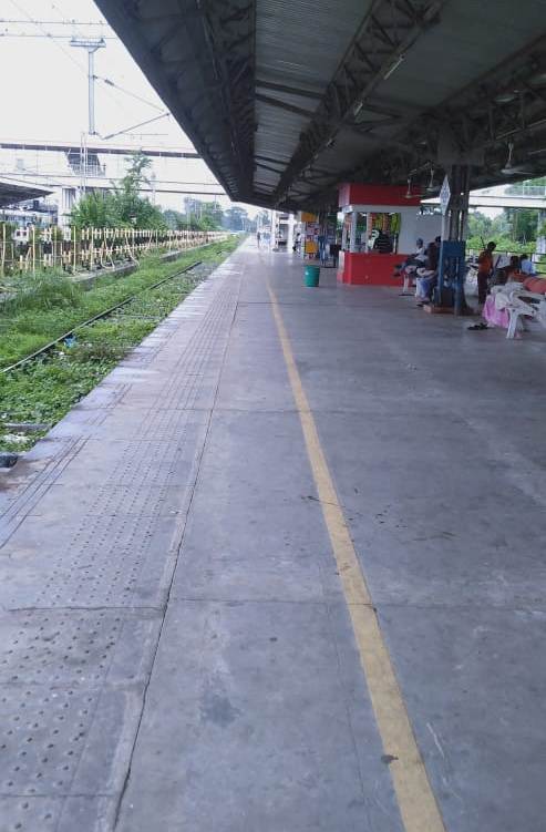 RailNf's tweet photo. Cleanliness drive at station premises, circulating area of Katihar Jn station under Katihar division of NFR on the occasion of #swachhatapakhwada #SpecialCampaign2.0 #GandhiJayanti2022   #SwachhBharat2022 https://t.co/Sc36YTpGNL