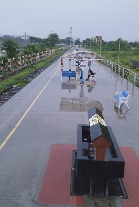 RailNf's tweet photo. Cleanliness drive at station premises, circulating area of Katihar Jn station under Katihar division of NFR on the occasion of #swachhatapakhwada #SpecialCampaign2.0 #GandhiJayanti2022   #SwachhBharat2022 https://t.co/Sc36YTpGNL