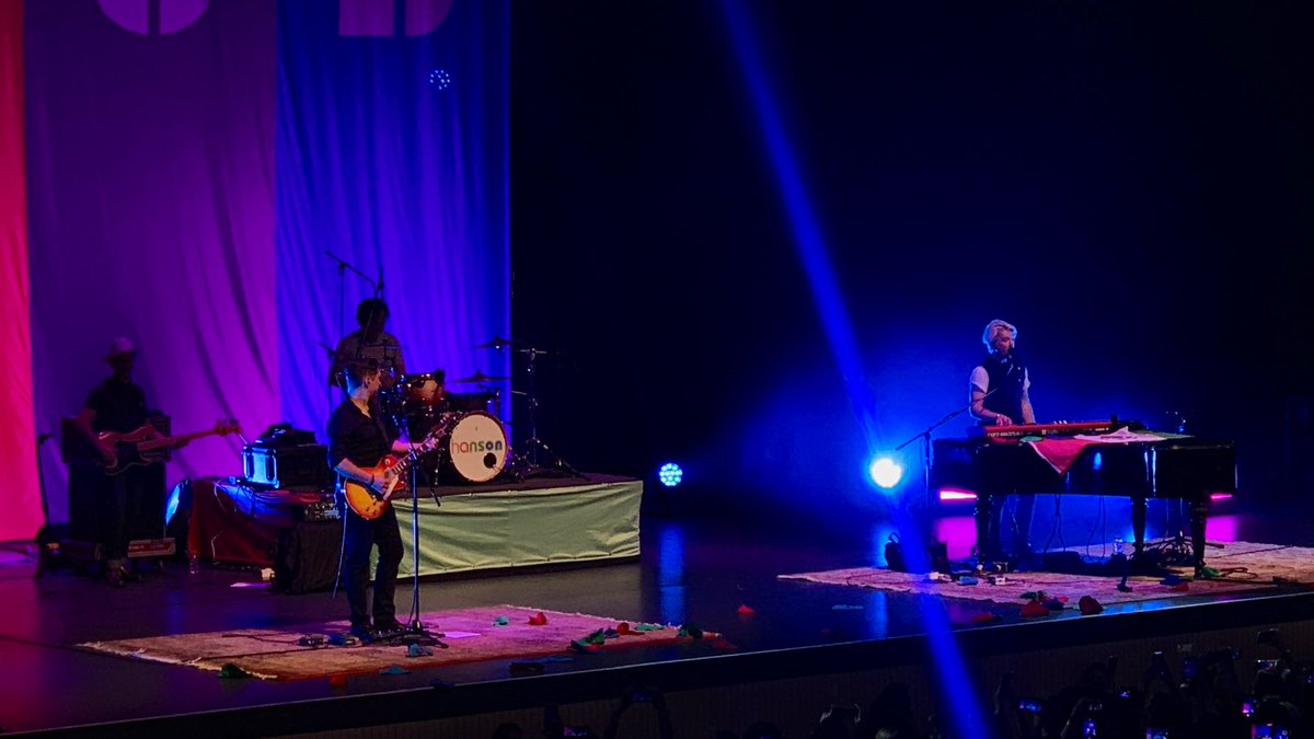 pppprizzo's tweet photo. Vengo de ver a Hanson en vivo y mi corazón está muy muy contento. Que bonita banda, que bonitos recuerdos, gracias vida. 🖤 @hansonmusic #Hanson 🥰 https://t.co/uyfMw2arXV