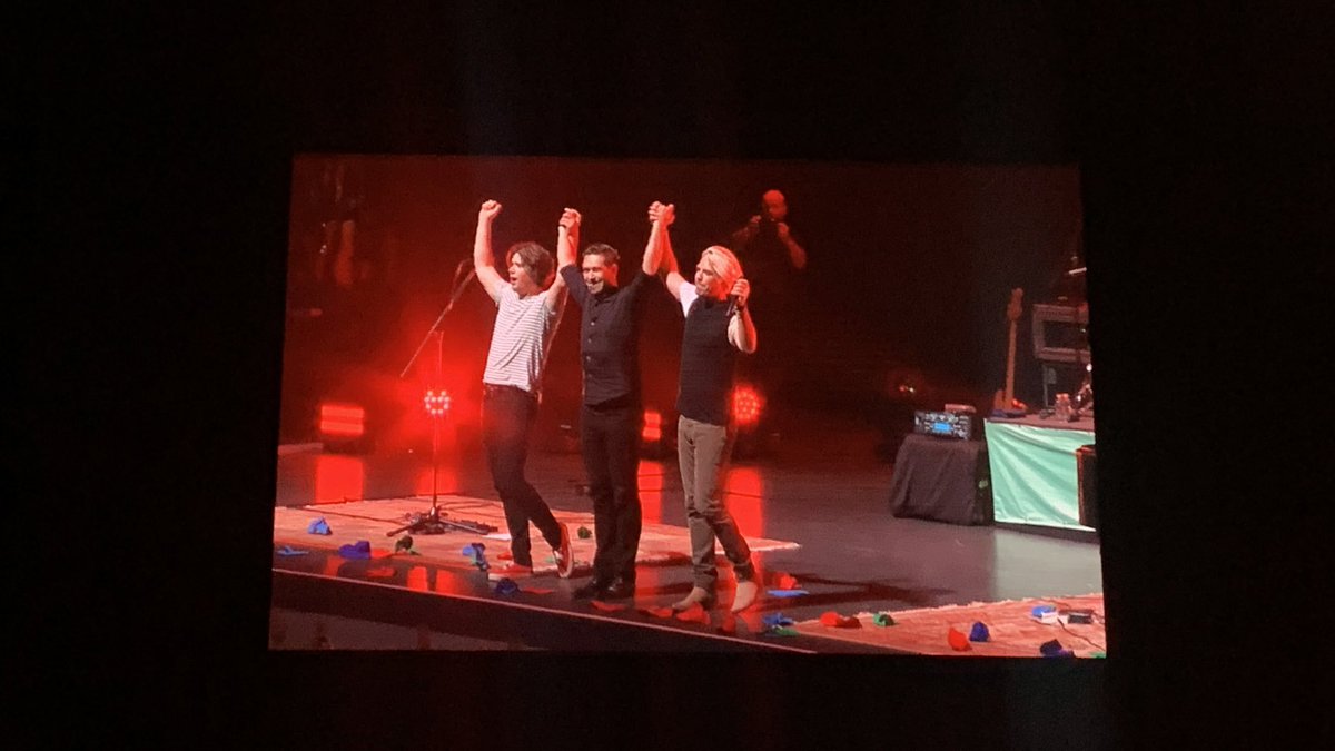 pppprizzo's tweet photo. Vengo de ver a Hanson en vivo y mi corazón está muy muy contento. Que bonita banda, que bonitos recuerdos, gracias vida. 🖤 @hansonmusic #Hanson 🥰 https://t.co/uyfMw2arXV