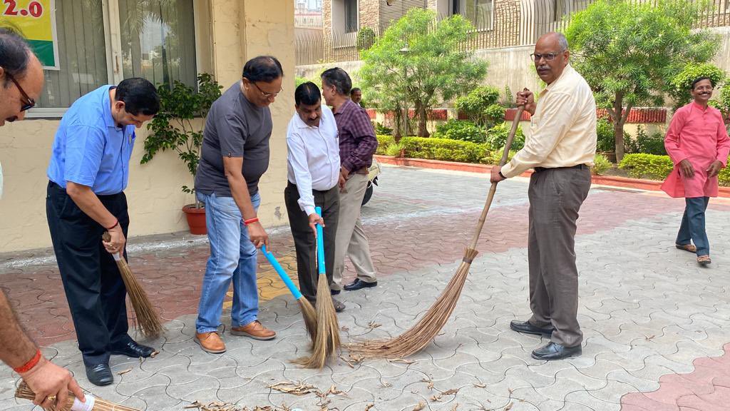 drusawasthi's tweet photo. आज #इफको ने महात्मा गांधी जी जयंती #GandhiJayanti के अवसर पर स्वच्छता ही सेवा है अभियान 2022 के तहत इफको राज्य कार्यालय लखनऊ के प्रांगण की सफ़ाई करते हुए राज्य विपणन प्रबंधक श्री अभिमन्यु राय @abhimanyuiffco व राज्य कार्यालय के अधिकारियों व कर्मचारियों ने श्रम दान  किया। https://t.co/jP8RhP47dv