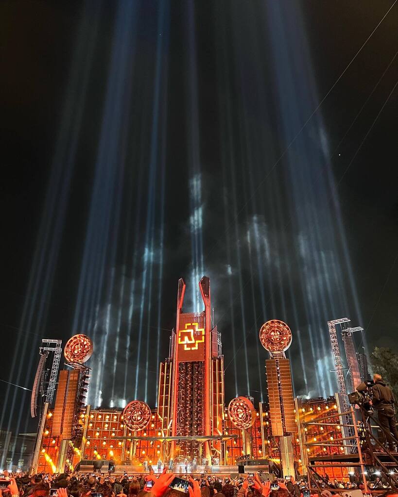 conciertosmxico's tweet photo. Vaya locura lo de Rammstein en el Foro Sol 🤯🤯🤯🤯 https://t.co/IItFLWWIcg