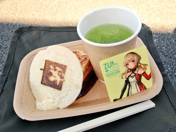 朝ごはんその二。瑞雲焼き改(お好み焼き風)、ソースが生地にめちゃ合う……紅しょうがが入っているのもうれしいです。秋雲てんてーのクランベリーソーダは酸っぱさが絶妙で、これも無限に飲めます。 