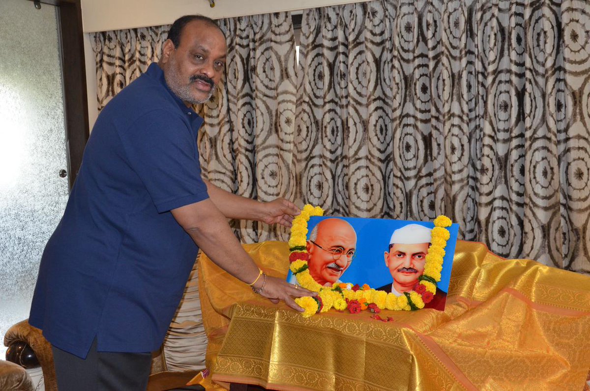 TeamAtchannaidu's tweet photo. భారత స్వాతంత్ర సాధనలో ప్రధమ పాత్ర వహించిన జాతిపిత, మహాత్మా గాంధీ గారు మరియు భారతదేశ రెండవ ప్రధాన మంత్రి గా పనిచేసిన లాల్ బహదూర్ శాస్త్రి గారు ఇరువురు మహానాయకులు జయంతి సందర్బంగా వారి చిత్రపటాలకు నివాళులు అర్పించిన తెలుగుదేశం పార్టీ అధ్యక్షులు శ్రీ కింజరాపు అచ్చెన్నాయుడు గారు. https://t.co/l0LQ8N9WPk