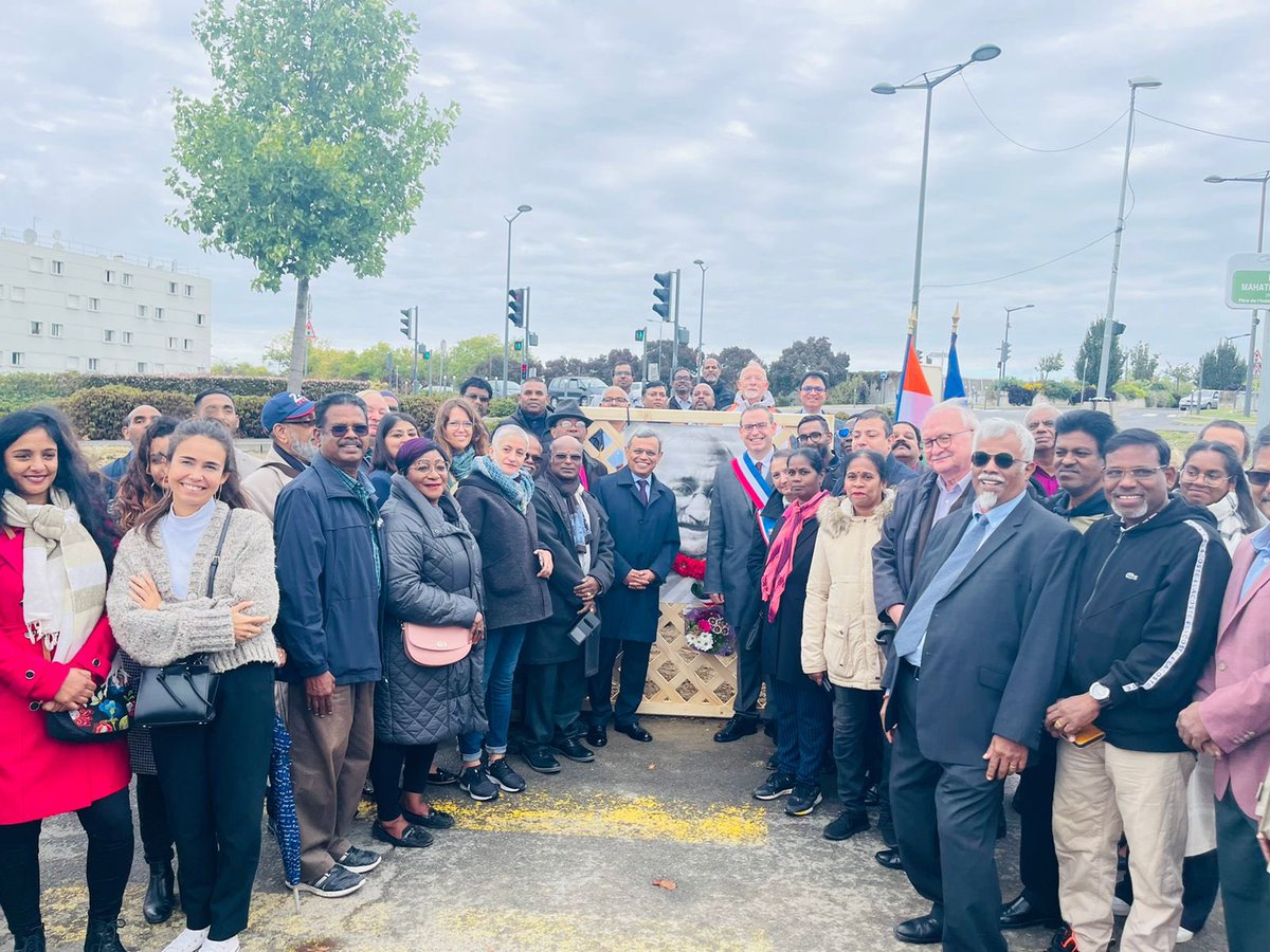 On #GandhiJayanti , the city of Grigny near Paris named a street after Mahatma Gandhi. Joined Mayor and peace advocate Philippe Rio @prio91350 for the unveiling. Spoke about Gandhiji’s relevance today and his ideals being the foundation of PM @narendramodi’s Mission LiFE.