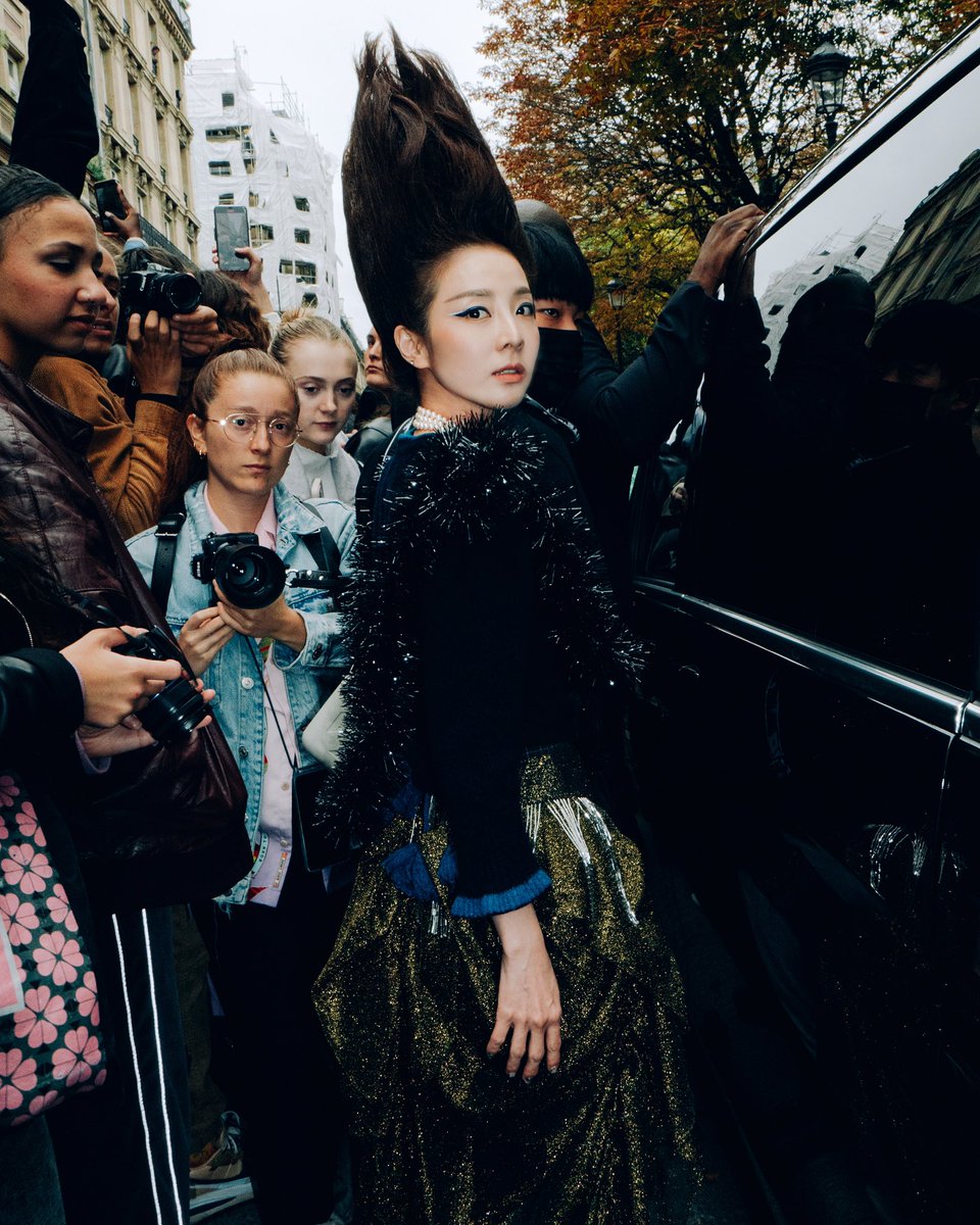 krungy21's tweet photo. #Dara #PFW #viviennewestwood photo by Jay Lim https://t.co/ziFvGfHLOe