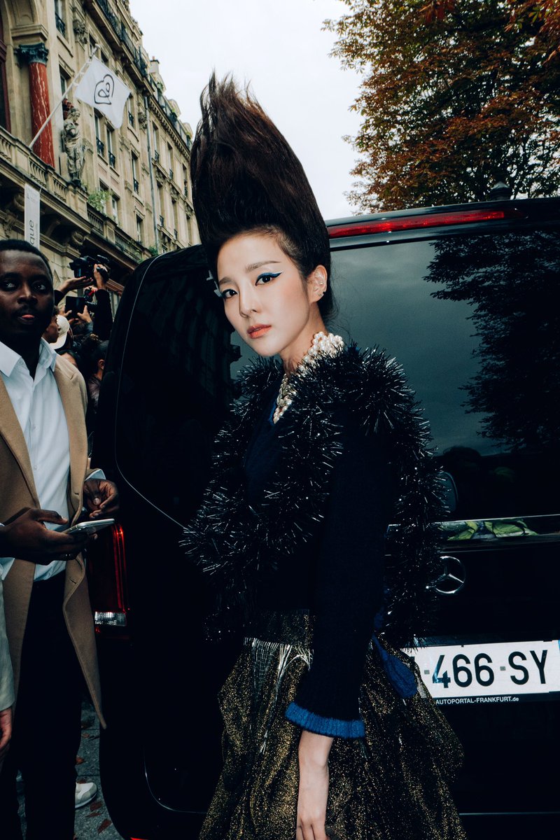 krungy21's tweet photo. #Dara #PFW #viviennewestwood photo by Jay Lim https://t.co/ziFvGfHLOe