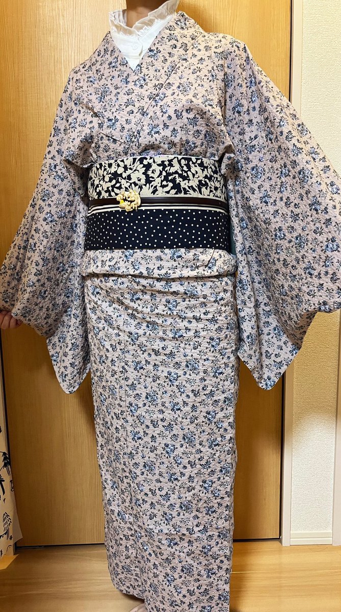 catfishkmn's tweet photo. 流石に10月になったし浴衣はもうダメか…？と思って、つけ襟入れて着ました🎀
でも暑い😇

先月購入した帯留め初めて付けました
可愛い🥺♥️

着物と帯：ミミズクヤさん
帯留め：SUU
帯締めの代わりにベルト https://t.co/yqg1YKhwhX