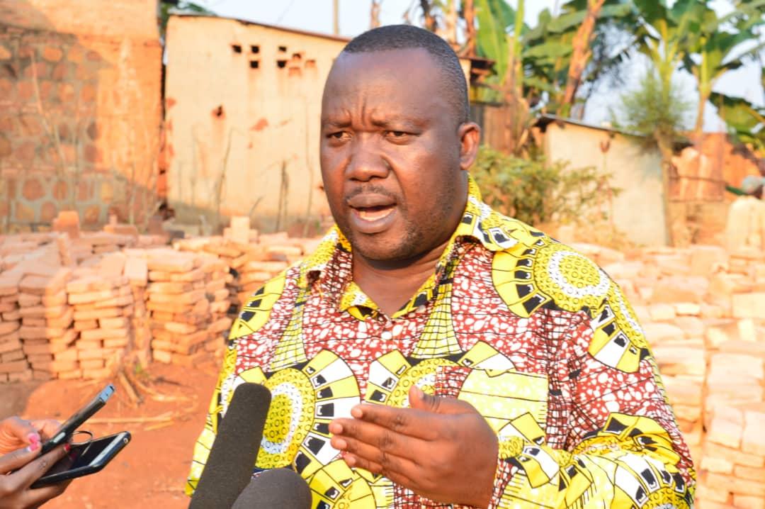 Akabare kose ko mu Ntara ya @KirundoProvince katazomanika ibiciro vy'inzoga aho abantu babibona, kazoca kugarwa. Vyashikirijwe na Albert Hatungimana Buramatari w'iyo ntara kuri uyu wa 1.10.2022,mu ntumbero yo guhangana n'ikibazo c'abikika mu kiza mu kuduza ibiciro
📷@EjohezaNews