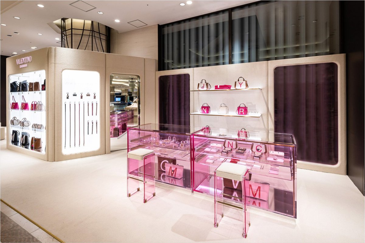 cppluxury's tweet photo. Valentino opens pop-up dedicated to pets accessories in Osaka at Hankyu Umeda

https://t.co/uc57wrGzG5 

#Valentino #MaisonValentino #RockstudPet #PetAccessories #accessories #luxury #luxuryaccessories #Osaka #newopening @MaisonValentino https://t.co/oOZtVKxYwO
