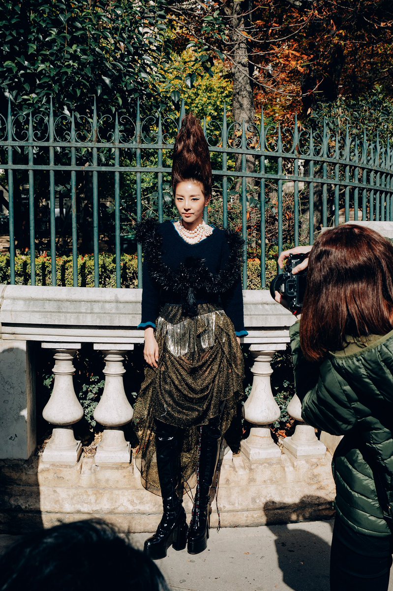 krungy21's tweet photo. #Dara #PFW #viviennewestwood photo by Jay Lim https://t.co/PtidrlUX4l