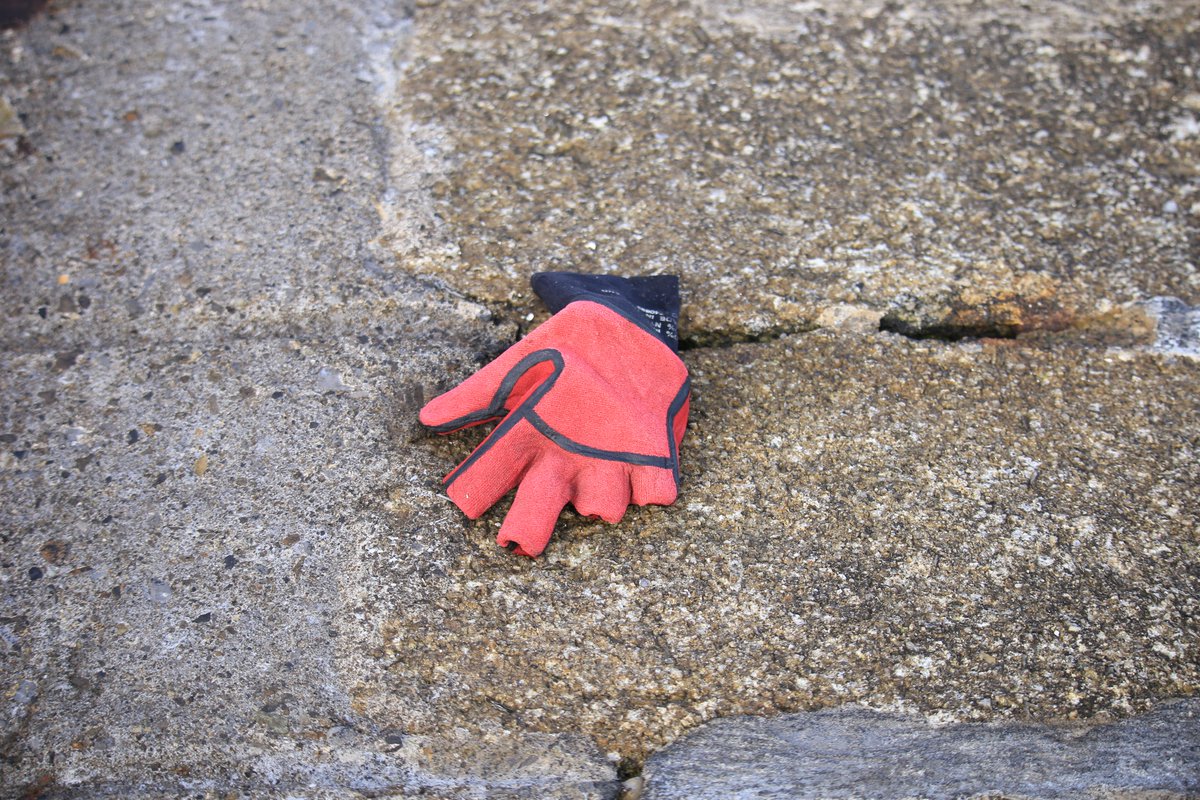 KevinGraham112's tweet photo. @tomhanks did you loose a glove 😂😂😂😂😂 https://t.co/DOKQ8Y8LFL