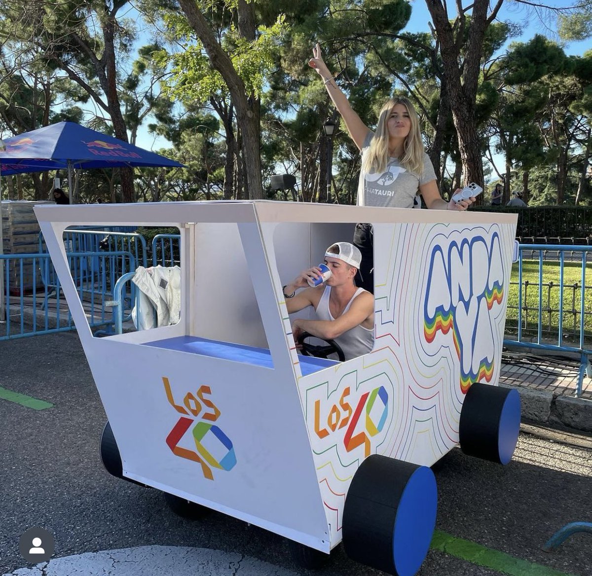 Tenemos muy poca vergüenza y además creemos firmemente que ganaremos la carrera con la súper taza de <a href="/40Andaya/">Anda ya!</a>  vamos con todo!!! <a href="/KarinHerrero/">Karin Herrero</a> <a href="/cristinabosca/">Cristina Bosca</a> #RedBullAutosLocos <a href="/redbullESP/">Red Bull España</a>