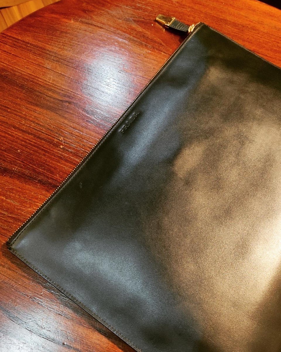 rebornsmith2012's tweet photo. クリーニング&amp;カラーリング
PRADA(プラダ)
クラッチバック

大切に使っていても退色や乾燥が起こります‼️
適切なメンテナンスとカラーリングをすることで綺麗に蘇ります😊
リボーンスミス祐天寺店の公式LINE‼️
修理依頼やお見積もりはこちらからでも承ります✨
https://t.co/PNbFbqTK4w✨ https://t.co/KYCMUL3WXO