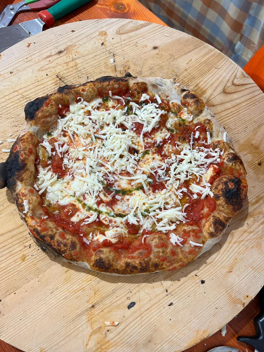 Asiago_cheese's tweet photo. Un classico che diventa poesia. Pizza napoletana con pomodoro San Marzano, basilico e Asiago DOP Fresco riserva a #Caseus. https://t.co/QYuFGna2Qd