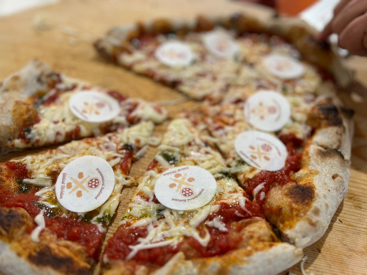 Asiago_cheese's tweet photo. Un classico che diventa poesia. Pizza napoletana con pomodoro San Marzano, basilico e Asiago DOP Fresco riserva a #Caseus. https://t.co/QYuFGna2Qd