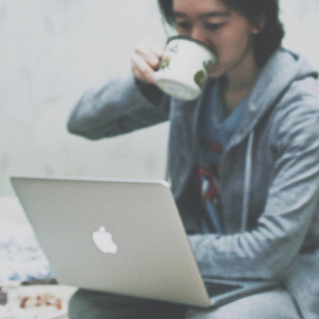 The day is so sunny and I'm so blurred... ☀️🌫 A cup of coffee, maybe two - and I'll find focus, I promise. 😎🖤 Good moooorning... 🍀 {Coffee, cozy, autumn, working, notebook, blur, freelance.}