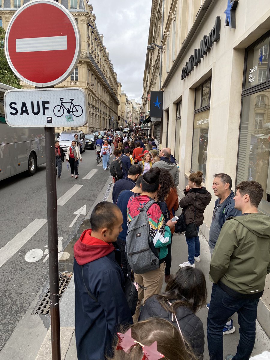 alexdut's tweet photo. Bom dia @TSEjusbr @ItamaratyGovBr quando essa palhaçada vai acabar? QUATRO HORAS DE FILA para votar nas #Eleicoes2022 em Paris. Querem que a gente desista? Isso é negação dos direitos cívicos do eleitor. VERGONHA! https://t.co/MTKlJ700Uw