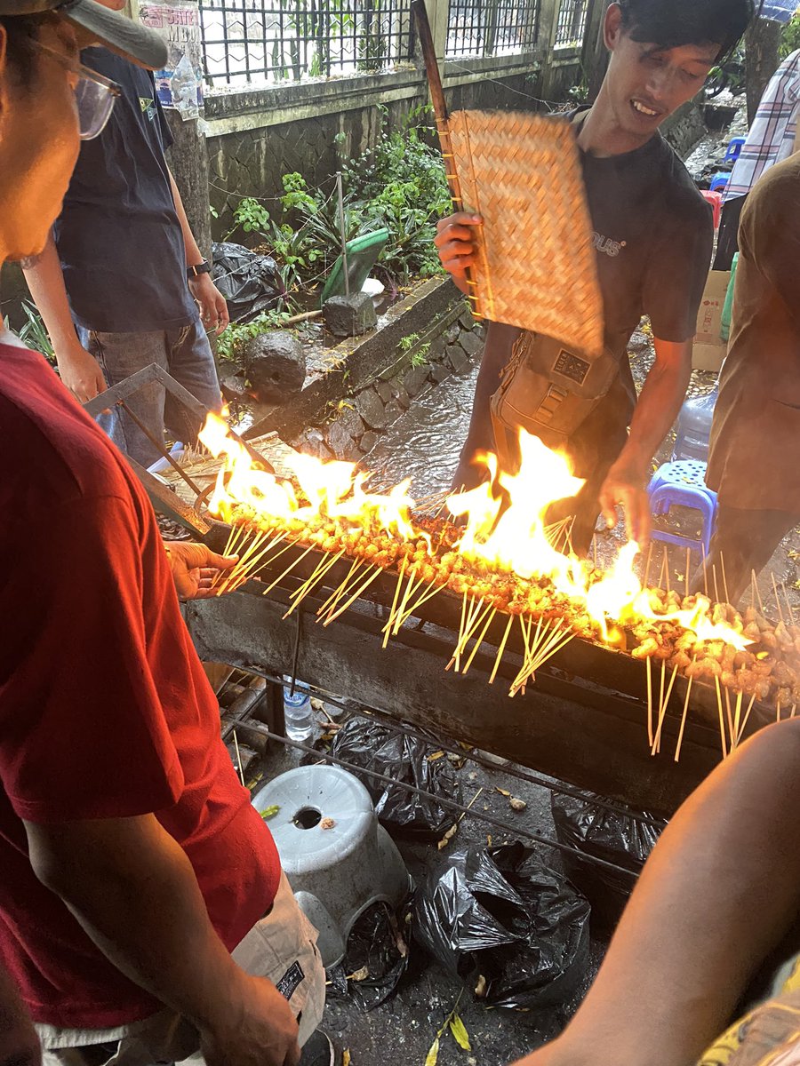 chyntiawp's tweet photo. Demi sate jando, ngantri dari kering sampe hujan pun ku rela🥲 https://t.co/z5GZuIBvOI