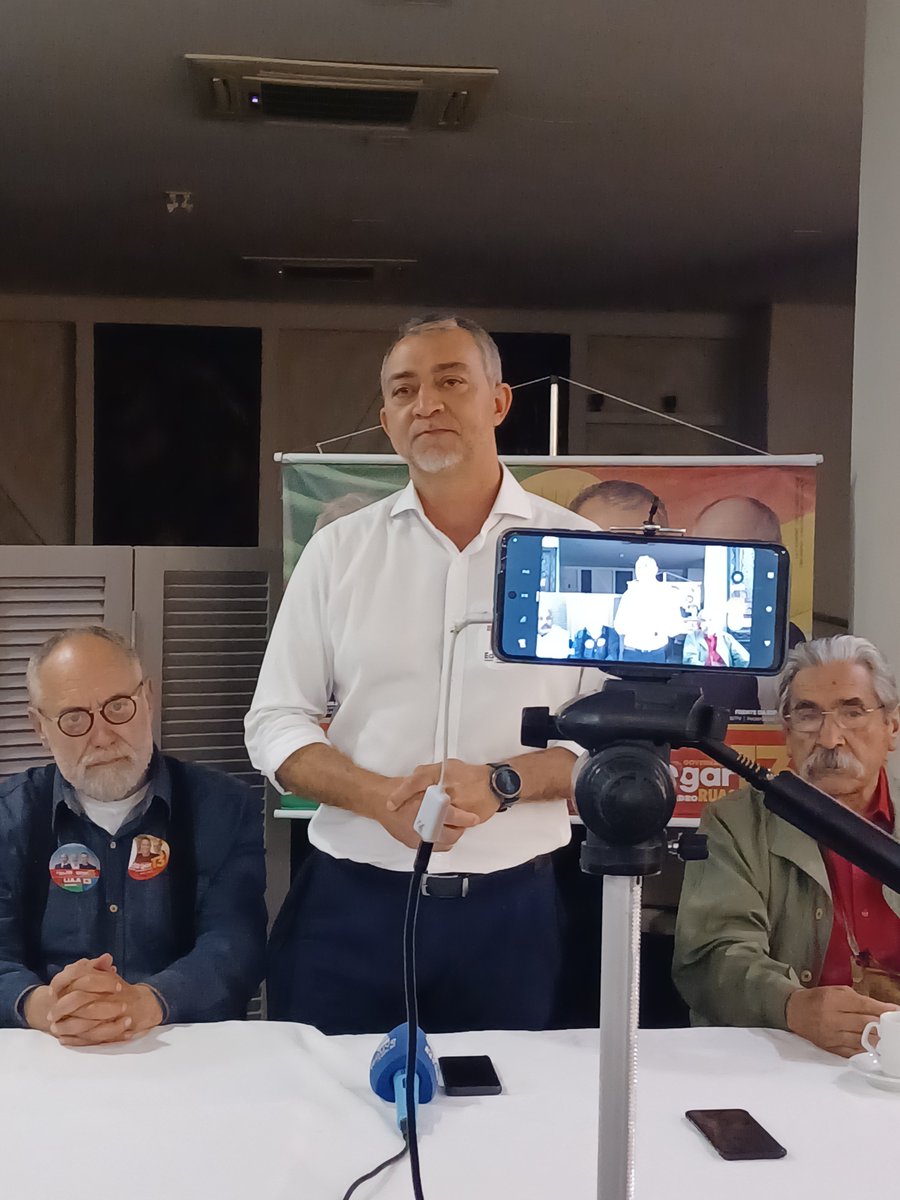 Candidato Edegar Pretto fala a apoiadores, junto do candidato a vice, Pedro Ruas, e a senador, Olívio Dutra #EleiçõesNaGaúcha