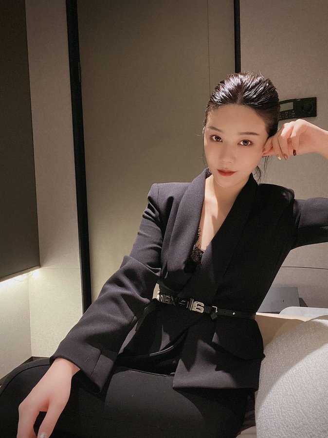 November will come to welcome two hearts, flowers that will soon bloom, fragrant in the warmth of love