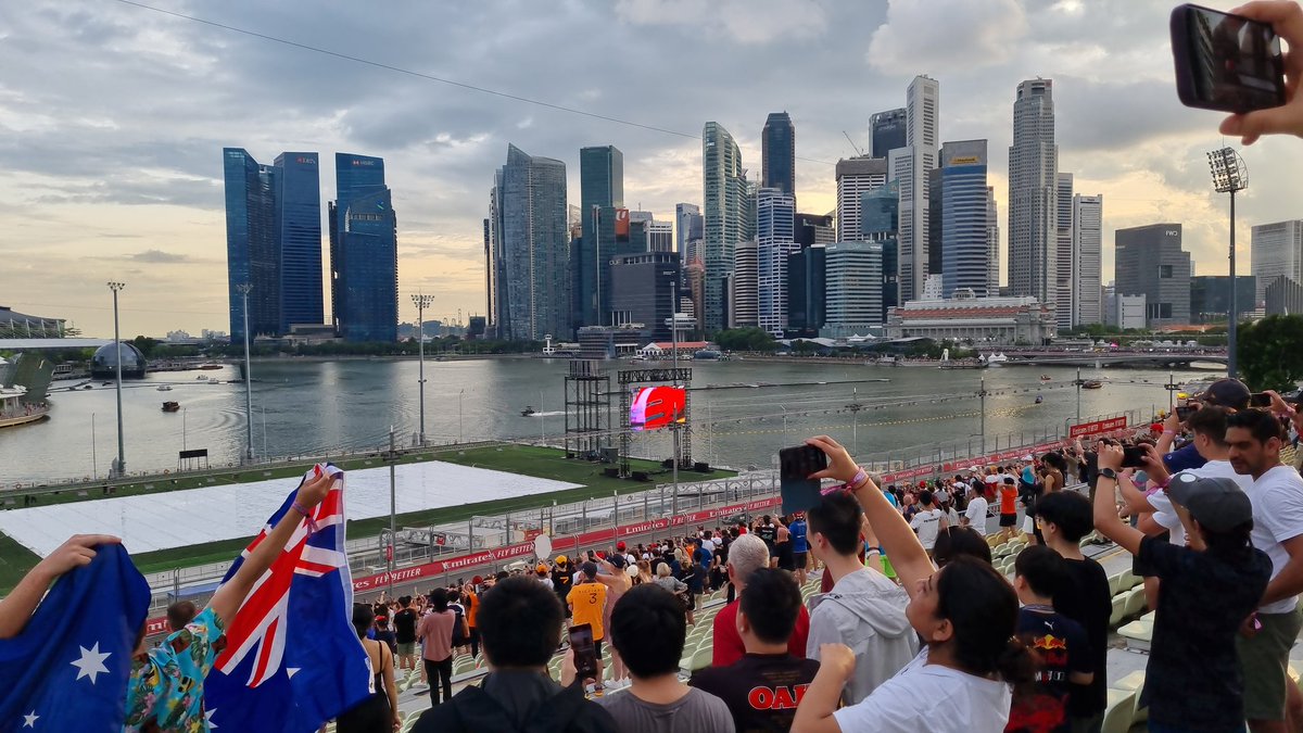 Torapite's tweet photo. บรรยากาศก่อนฝนตก #SingaporeGP https://t.co/YT4xBG1SKX