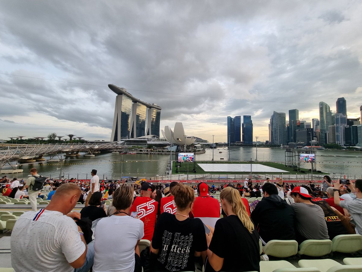 Torapite's tweet photo. บรรยากาศก่อนฝนตก #SingaporeGP https://t.co/YT4xBG1SKX
