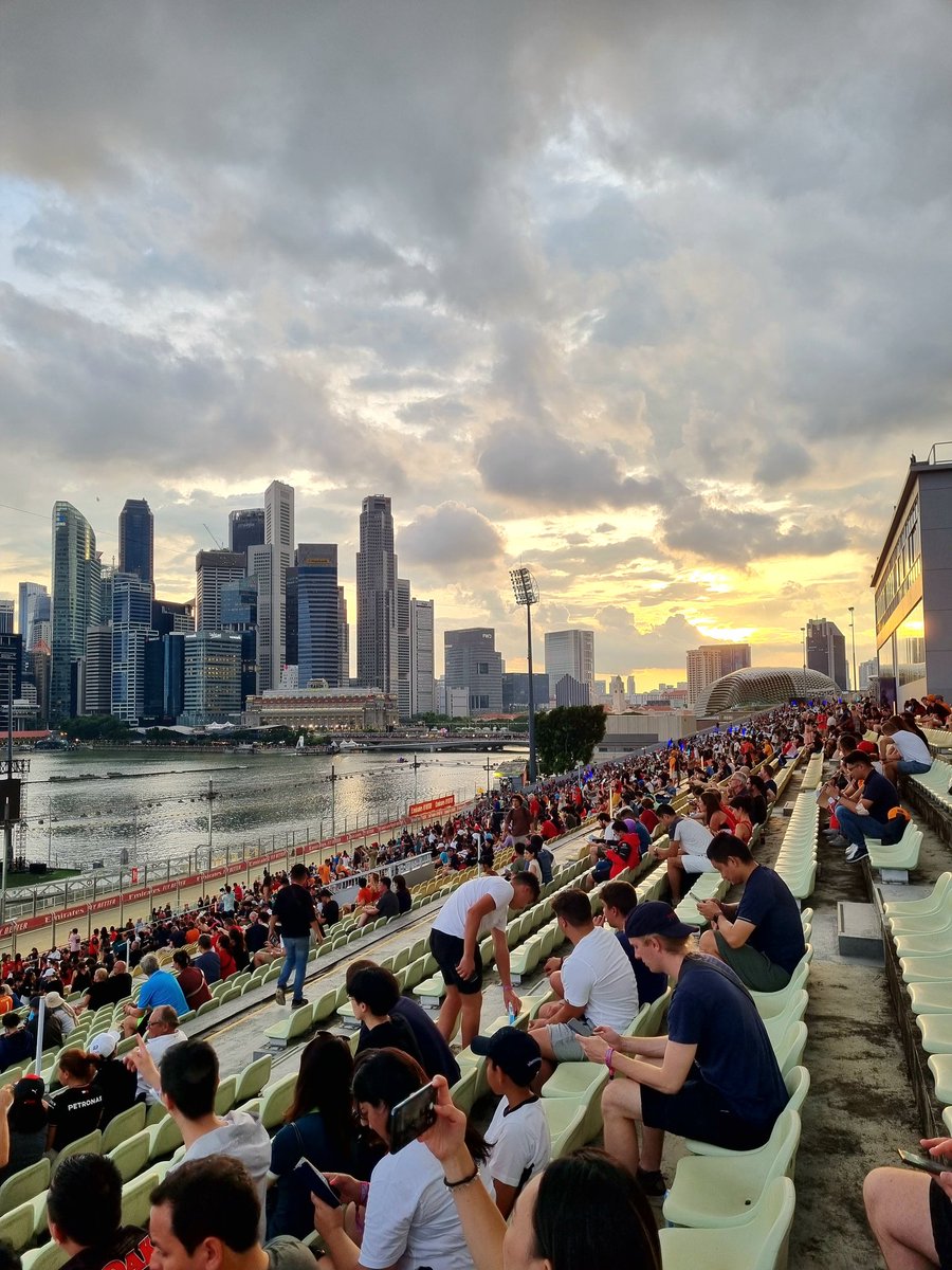 Torapite's tweet photo. บรรยากาศก่อนฝนตก #SingaporeGP https://t.co/YT4xBG1SKX