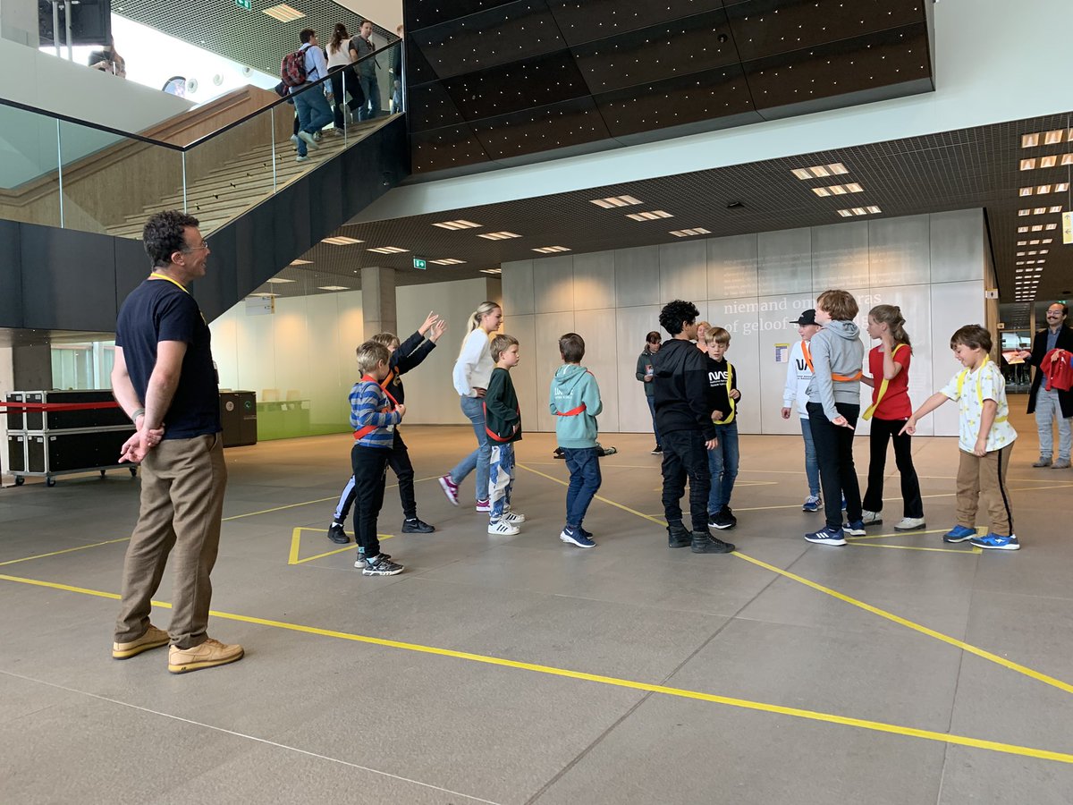 Kun je een heel nieuwe sport bedenken en ontwerpen? En zo ja, hoe dan? Tientallen kinderen wilden daar meer over weten tijdens het Weekend van de Wetenschap. En gingen enthousiast een partijtje Qontrol-bal doen  #WvdW22 @Wetenschap_nl @UUREBO <a href="/UUUSBO/">USBO</a>