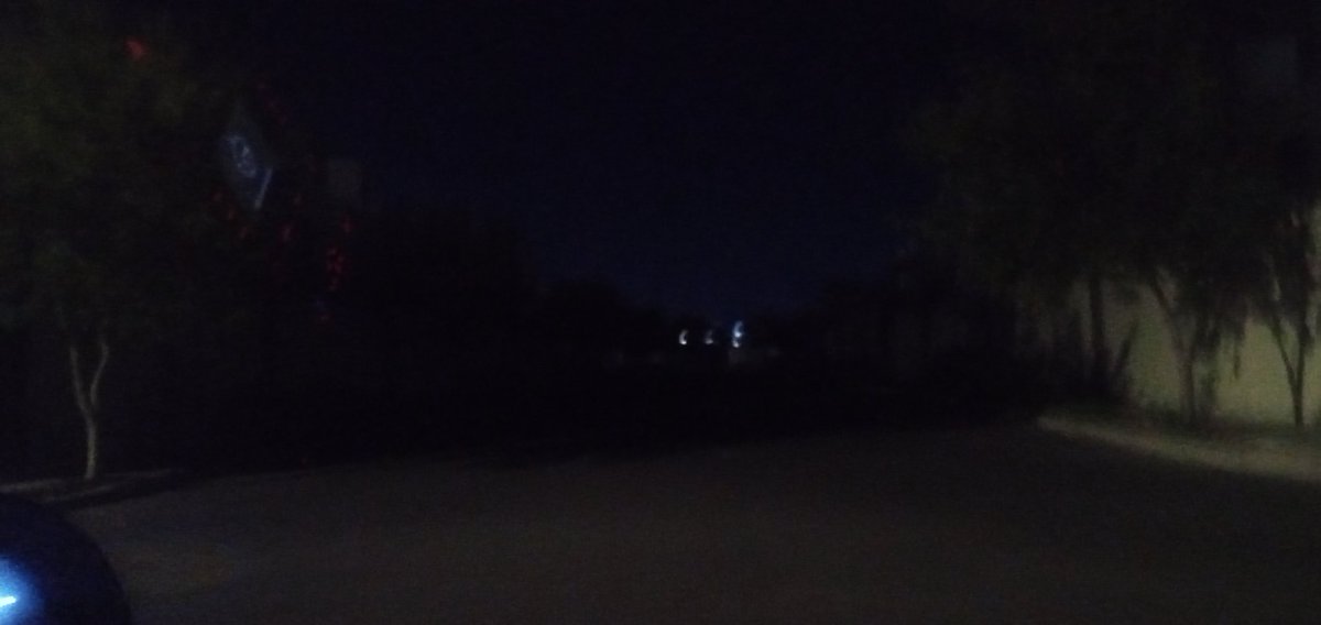 Fdezdelmarques's tweet photo. Rincones del Marqués, entrada a Balché, nos encontramos sin luz en la vialidad y @CasasRuba ahorrando para su retiro.🙄
@makugo @Profeco @Rinc_DelMarques mucho cuidado vecinos. @am_queretaro
 @SSPyTMElMarques. @AlertaQro. https://t.co/oANfRbKxfi
