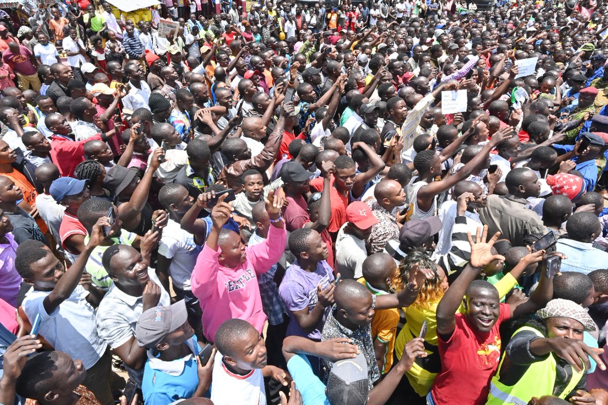 WilliamsRuto's tweet photo. No region will be discriminated in the process of transforming this country. This is my commitment. Thank you the people of Homa Bay for the warm reception. https://t.co/CoFMGzajoG