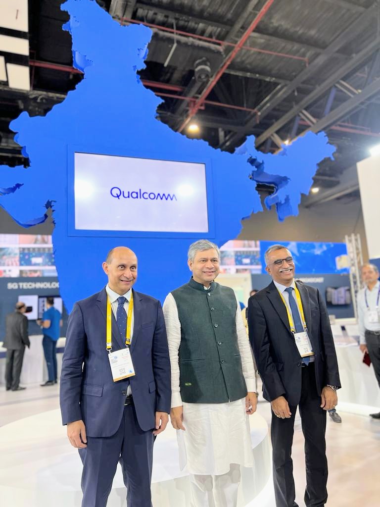 durga_malladi's tweet photo. It was a pleasure to host @AshwiniVaishnaw @RailMinIndia together with @rajen_vagadia at @qualcomm_in booth today and showcase #5G ecosystem. #IMC2022 #QualcommAtIMC2022 @Qualcomm https://t.co/ml4gNuAqkp