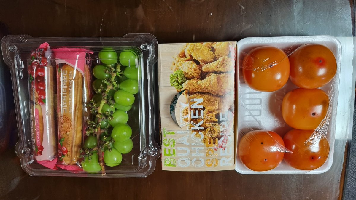 sua_yeo's tweet image. 아~ 육아 빡세네...
얘들은 왜 밥도 먹는둥 마는둥 하고 게임만 하는거야...

아빠를 소환해내야 되는데... 
큰언니로 산지가 넘 오래되서 씨알도 안먹힘 ㅠㅠ

애들 편식이 점점 심해져요.
어쩜 좋아...

#육아전쟁 #편식 #식탁정리중