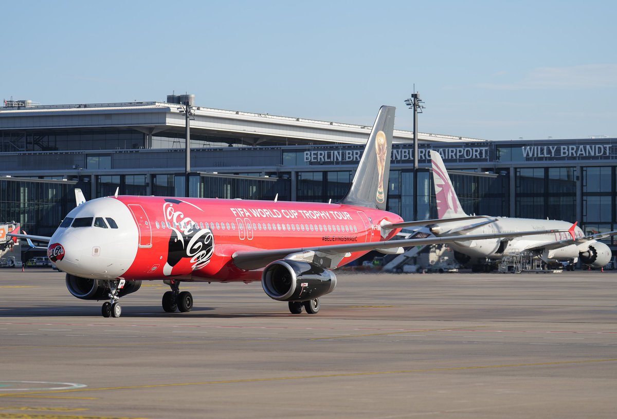 berlinairport's tweet photo. Heute landete, hoffentlich nicht zum letzten Mal in diesem Jahr, der FIFA World Cup™ Pokal am #BER an Bord eines Sonderfluges. Der A320 ist noch bis Dienstag am #BER und auf dem Vorfeld Delta abgestellt; gut sichtbar von der Besucherterrasse. #WM2022 #BERconnects #helloBER https://t.co/LhrlVq5TDL